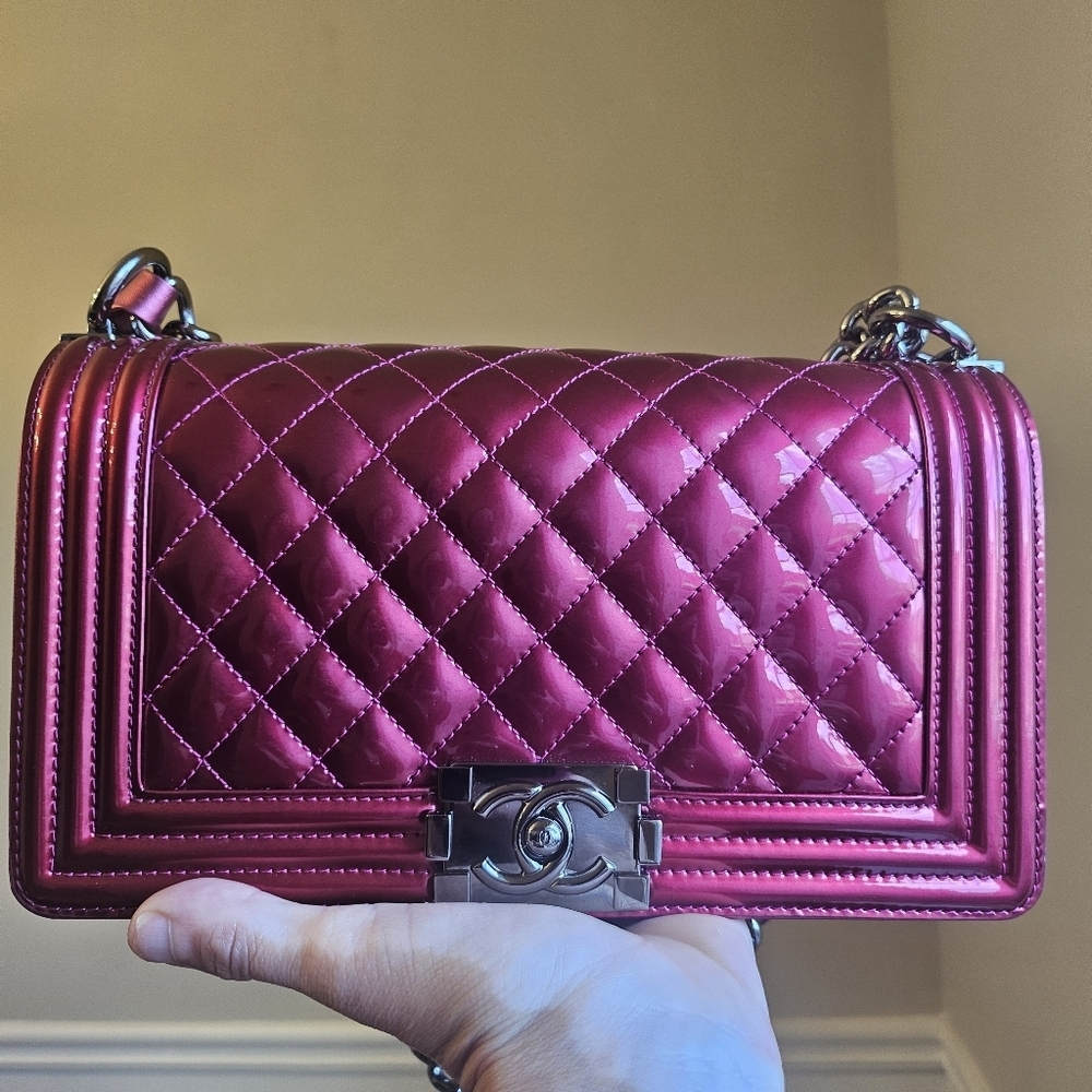 Chanel Boy Bag MEDIUM – Hot Pink Patent Leather/Fuchsia 🌸✨ - Picture 6 of 16